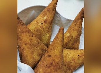 Chicken Bread Cones Recipe: Try This Crispy Snack For Weekend Indulgence