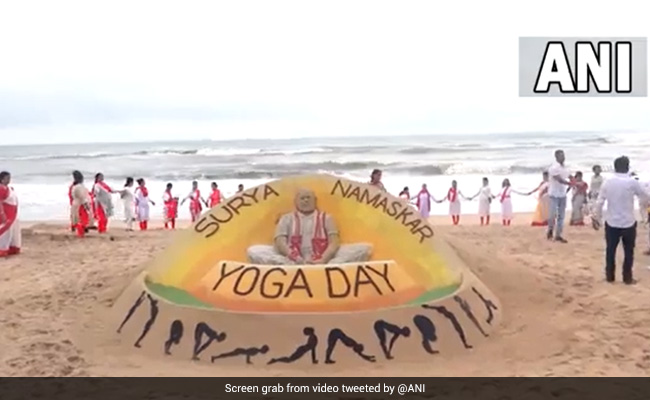 अंतर्राष्ट्रीय योग दिवस के मौके पर सैंड आर्टिस्ट सुदर्शन पटनायक ने पीएम मोदी को दी स्पेशल गिफ्ट