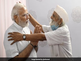 PM मोदी ने गुजरात दौरे पर अपने पूर्व स्कूल शिक्षक से की मुलाकात PM मोदी ने गुजरात दौरे पर अपने पूर्व स्कूल शिक्षक से की मुलाकात