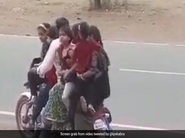 बाइक पर एकसाथ बैठकर जा रहे थे 7 लोग, लोग बोले- बाइक को ही कार बना लिया, इसको मेडल मिलना चाहिए बाइक पर एकसाथ बैठकर जा रहे थे 7 लोग, लोग बोले- बाइक को ही कार बना लिया, इसको मेडल मिलना चाहिए