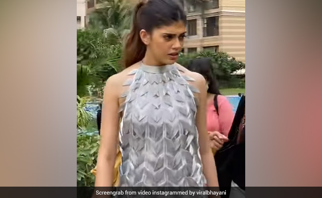 ऐसी ड्रेस पहन घर से बाहर निकलीं सुशांत सिंह राजपूत की ये एक्ट्रेस, देखकर लोगों ने कहा- 'उर्फी की बहन है क्या ये ?'