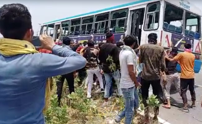 VIDEO:अग्निपथ योजना के विरोध में प्रदर्शन, यमुना एक्‍सप्रेसवे पर गुस्‍साए युवाओं ने बस को पलटा