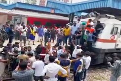 Youth Congress Workers Stop Train In Delhi To Protest 'Agnipath' Youth Congress Workers Stop Train In Delhi To Protest 'Agnipath'