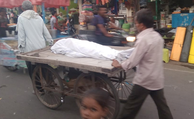 MP: बदहाल स्‍वास्‍थ्‍य व्‍यवस्‍था और खत्‍म होती मानवीय संवेदना को बयां करतीं 3 घटनाएं, लाचार है आम आदमी