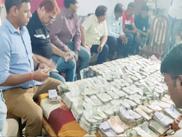 बिहार में ड्रग्स इंस्पेक्टर के घर से 3 करोड़ की नकदी, लग्जरी कारें और कई प्लाट के दस्तावेज जब्त बिहार में ड्रग्स इंस्पेक्टर के घर से 3 करोड़ की नकदी, लग्जरी कारें और कई प्लाट के दस्तावेज जब्त