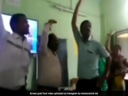 टीचर नाच-नाचकर सिखा रहे हिंदी की मात्राएं, Video देख सिर पकड़ लेंगे आप टीचर नाच-नाचकर सिखा रहे हिंदी की मात्राएं, Video देख सिर पकड़ लेंगे आप