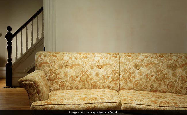 Watch: FREE में मिले पुराने सोफे से निकला छिपा 'खजाना' महिला का खुला जैकपॉट