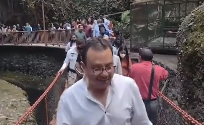 पहले कभी नहीं देखा होगा आपने ओवरलोडेड ट्रक का ऐसा आश्चर्यजनक वीडियो, पलटते ट्रक को देख थम जाएंगी आपकी सांसें