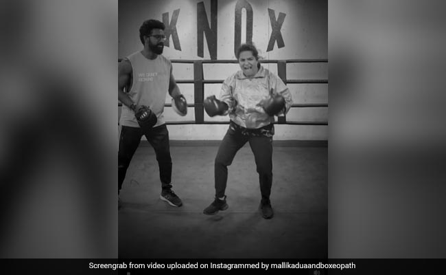 बॉक्सिंग करते हुए कोच रजनीश रवींद्रन के साथ डांस करते हुए नज़र आईं मलिका दुआ, वीडियो वायरल
