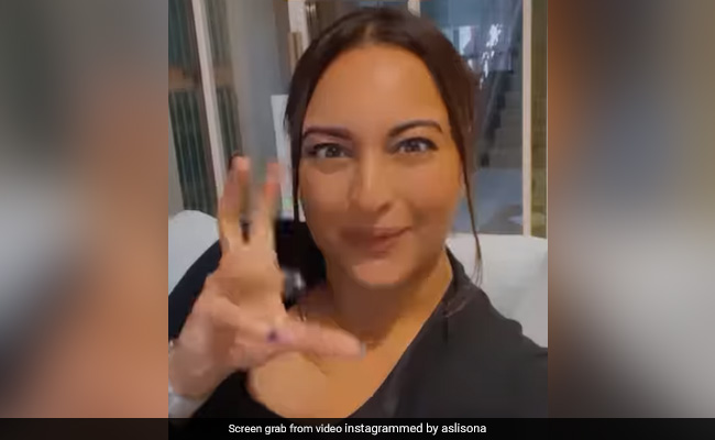 Sonakshi Sinha's ROFL Reaction After Zaheer Iqbal's "I Love You" Post Prompts Wedding Rumours