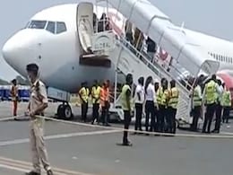 SpiceJet के विमान की इमरजेंसी लैंडिंग बोले चीफ ऑफ फ्लाइट आपरेशन कैप्टन अरोड़ा, 'एक इंजन चलाकर उतारा गया प्लेन' SpiceJet के विमान की इमरजेंसी लैंडिंग बोले चीफ ऑफ फ्लाइट आपरेशन कैप्टन अरोड़ा, 'एक इंजन चलाकर उतारा गया प्लेन'