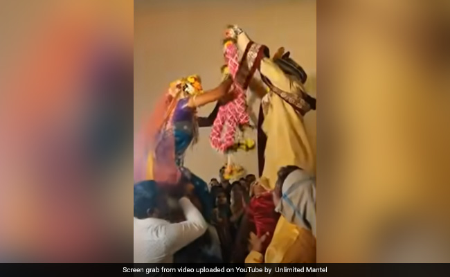 VIRAL: वरमाला पहले पहनाने की जिद में आपस में भिड़े दूल्हा दुल्हन, लोग बोले- ये शादी है या जंग का मैदान 