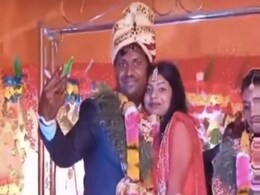 जीजा-साली का रोमांस देख दुल्हन हुई गुस्से से आग बबूला, स्टेज पर दिखाए ऐसे तेवर कि लोगों के उड़े होश, बोले- अब होगी बहनों में बगावत जीजा-साली का रोमांस देख दुल्हन हुई गुस्से से आग बबूला, स्टेज पर दिखाए ऐसे तेवर कि लोगों के उड़े होश, बोले- अब होगी बहनों में बगावत