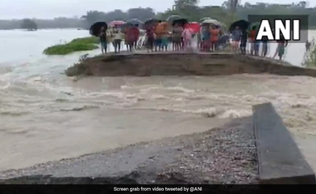 असम में बाढ़ से तबाही: 4 लोगों की मौत, 25 जिलों के 11 लाख लोग प्रभावित, कई ट्रेनें रद्द होने से रेल यातायात पर भी असर असम में बाढ़ से तबाही: 4 लोगों की मौत, 25 जिलों के 11 लाख लोग प्रभावित, कई ट्रेनें रद्द होने से रेल यातायात पर भी असर