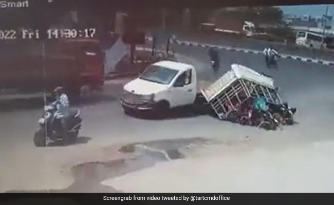 Video: Pick-Up Van Swerves At Road Crossing, All Passengers Fall Off