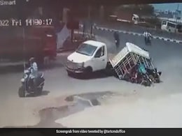 Video: Pick-Up Van Swerves At Road Crossing, All Passengers Fall Off Video: Pick-Up Van Swerves At Road Crossing, All Passengers Fall Off