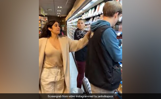 जाह्नवी ने मॉल में चाचा की फिल्म के प्रचार के लिए लोगों से की डांस करवाने की कोशिश तो इस लड़के ने यूं किया इग्नोर