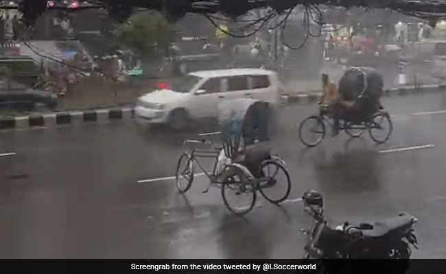 बीच सड़क पर अचानक अपने आप ही चलने लगा रिक्शा, फिर खुद ही पार्क भी हो गया, लोगों ने कहा- भूत है - देखें Video