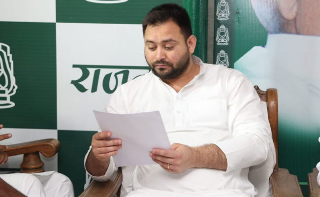 लालू यादव ने फिर बताया कि तेजस्वी ही हैं उनके बाद 'नंबर 2', विधायक दल की बैठक में सौंपी बड़ी जिम्मेदारी