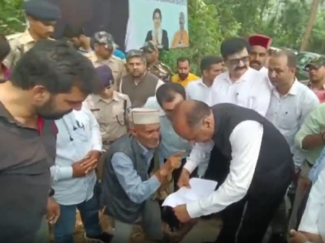 Himachal Pradesh Chief Minister Comes To Rescue Of Elderly Man