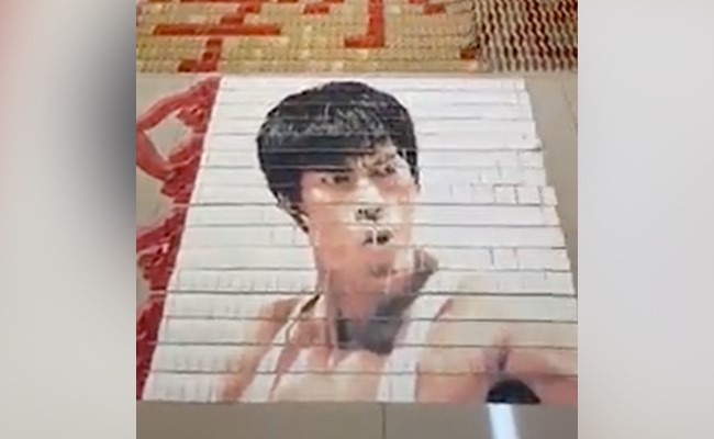 ताश के पत्तों के बीच से उभरी ब्रूस ली की तस्वीर,  एक फैन ने दिखाई गजब की क्रिएटिविटी