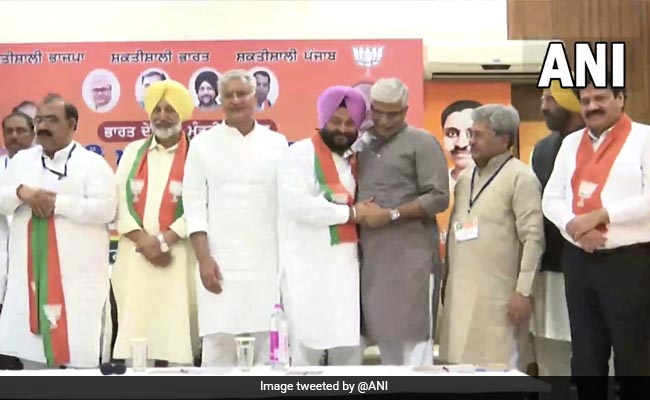 From "<i>Congress-Mukt</i>" To "<i>Congress-Yukt</i>": AAP's Swipe At BJP