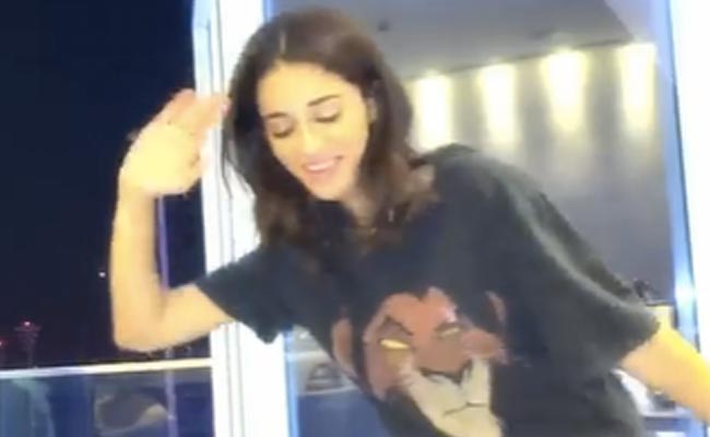 Ananya Panday Grooves To <i>Pushpa</i> Song After IIFA 2022. Courtesy: Sara Ali Khan