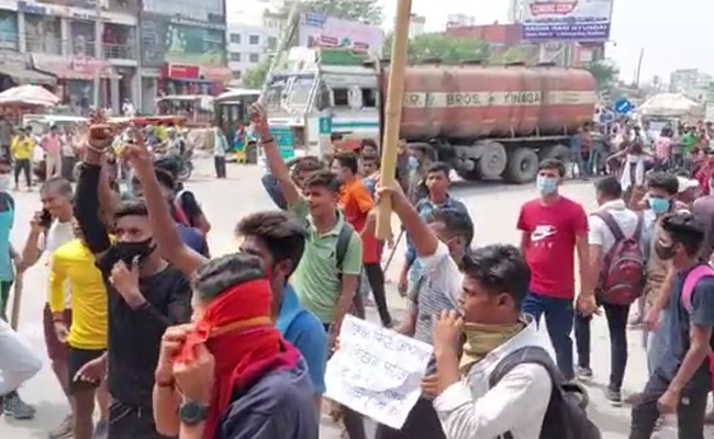 बिहार: 'अग्निपथ स्कीम' के विरोध में सड़कों पर उतरे युवा; बक्सर में रोकी ट्रेन, मुजफ्फरपुर में हाईवे किया जाम