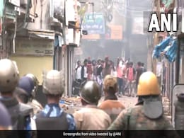 पैगंबर बयान विवाद : बंगाल में हिंसा के बाद 60 से ज्यादा गिरफ्तार, फुरफुरा शरीफ के पीरजादा को नोटिस पैगंबर बयान विवाद : बंगाल में हिंसा के बाद 60 से ज्यादा गिरफ्तार, फुरफुरा शरीफ के पीरजादा को नोटिस