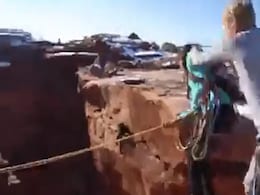 ऊंची पहाड़ी से लड़के ने गर्लफ्रेंड को मारा धक्का, हवा में झूलती हुई बोलीं लड़की, देखें वायरल वीडियो ऊंची पहाड़ी से लड़के ने गर्लफ्रेंड को मारा धक्का, हवा में झूलती हुई बोलीं लड़की, देखें वायरल वीडियो