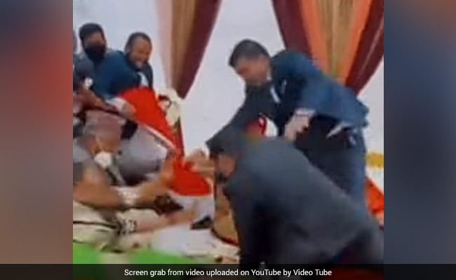 दूल्हा-दुल्हन की शादी में आपस में भिड़े बाराती, हुई ऐसी बहस की मंडप सहित पंडित जी धंस गए