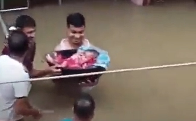 सीने तक था पानी, बाढ़ में फंसा था छोटा बच्चा, पिता ने जान-जोखिम में डालकर बचाई ज़िंदगी