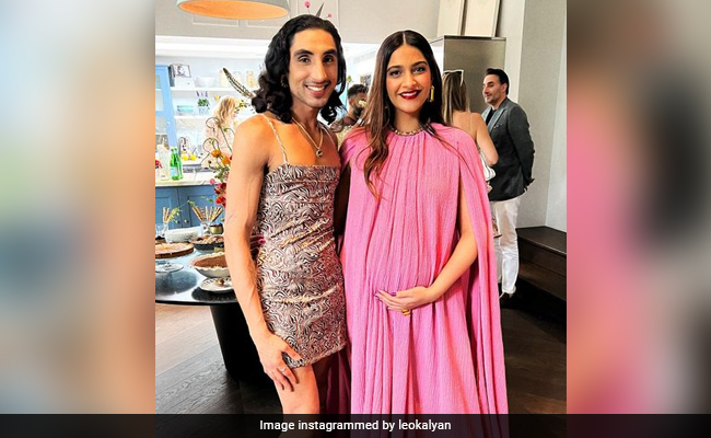 Sonam Kapoor Baby Shower: सोनम कपूर ने रखी बेबी शावर की पार्टी, इस तरह से एन्जॉय करती दिखीं अनिल कपूर की बेटी Sonam Kapoor Baby Shower: सोनम कपूर ने रखी बेबी शावर की पार्टी, इस तरह से एन्जॉय करती दिखीं अनिल कपूर की बेटी
