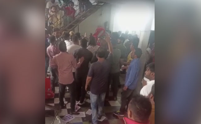 VIDEO: भोपाल में पार्षद के टिकट की रायशुमारी के लिए कांग्रेसियों की बैठक में चले लात-घूंसे, कुर्सियां फेंकी गईं