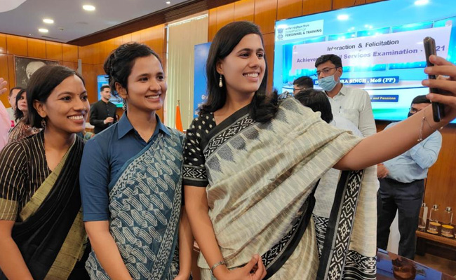 IAS Toppers: इवेंट के दौरान IAS टॉपर्स ने खूब ली सेल्फी, देखें Pics
