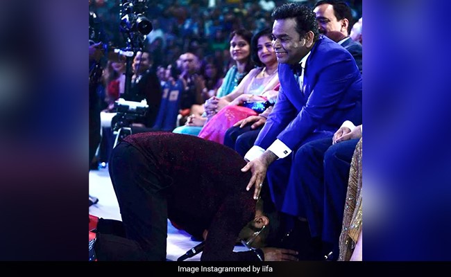 Yo Yo Honey Singh ने IIFA में छुए AR Rahman के पैर, वीडियो देख फैंस ने कहा- संस्कारी है