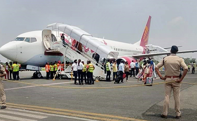SpiceJet Officer Breaks Down What Happened On Flight After Engine Fire
