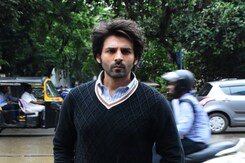 मुंबई के सांताक्रूज फैंस के साथ पोज देते नजर आए कार्तिक आर्यन मुंबई के सांताक्रूज फैंस के साथ पोज देते नजर आए कार्तिक आर्यन