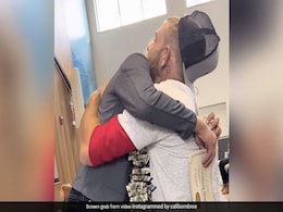 पिता ने बेटे को दिया ऐसा सरप्राइज कि फफक-फफक कर रो पड़ा बेटा पिता ने बेटे को दिया ऐसा सरप्राइज कि फफक-फफक कर रो पड़ा बेटा