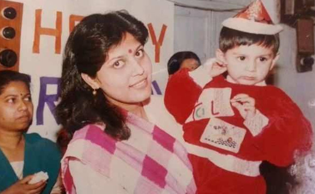 मम्मी की गोद में बैठा यह बच्चा अब है बड़ा स्टार, क्यूटनेस पर हीरोइनों को भी है क्रश, क्या आपने पहचाना 