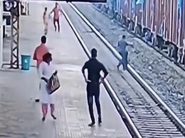 ट्रैक पर गिर गया था शख्स, रेलवे कर्मचारी ने पटरी पर कूद कर बचाई जान, देखें दिल दहलाने वाला वीडियो ट्रैक पर गिर गया था शख्स, रेलवे कर्मचारी ने पटरी पर कूद कर बचाई जान, देखें दिल दहलाने वाला वीडियो