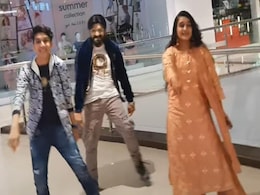 लड़के ने पापा और दीदी के साथ मॉल में गोविंदा के गाने पर किया जबरदस्त डांस, फैंस ने पूछा- मम्मी कहां है लड़के ने पापा और दीदी के साथ मॉल में गोविंदा के गाने पर किया जबरदस्त डांस, फैंस ने पूछा- मम्मी कहां है