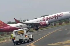 Delhi-Bound SpiceJet Flight Makes Emergency Landing After Engine Fire Delhi-Bound SpiceJet Flight Makes Emergency Landing After Engine Fire