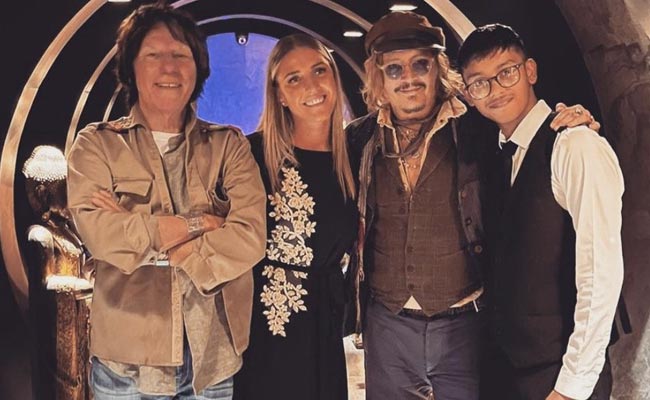Johnny Depp ने बर्मिंघम के &lsquo;वाराणसी रेस्तरां&rsquo; में दोस्तों संग किया डिनर, बिल में इतने रुपए दिए, जितने में आम आदमी के लिए एक घर आ जाए