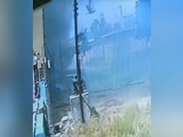 हापुड़ फैक्ट्री ब्लास्ट में 13 लोगों की मौत, हादसे का खौफनाक वीडियो आया सामने हापुड़ फैक्ट्री ब्लास्ट में 13 लोगों की मौत, हादसे का खौफनाक वीडियो आया सामने
