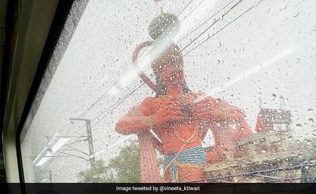 दिल्ली में बदला मौसम का रंग, सोशल मीडिया पर लोगों ने कहा- पकौड़े का मौसम आया, चाय भी साथ लाया