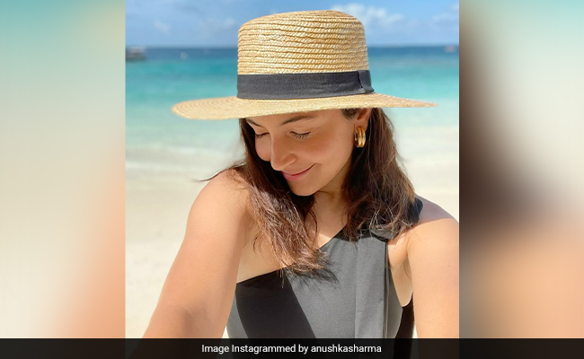 When The Sun Made Anushka Sharma "Shy" On Her Beach Vacation
