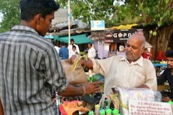 प्यासों के पास खुद चलकर जाते हैं जबलपुर के वॉटरमैन प्यासों के पास खुद चलकर जाते हैं जबलपुर के वॉटरमैन