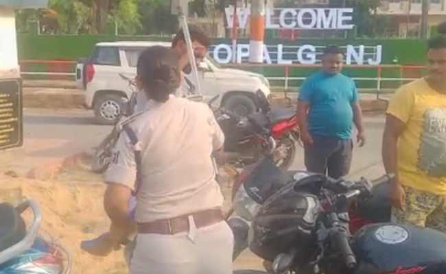 Bihar: हेलमेट नहीं लगाए वाहन चालकों पर फूटा DSP साहिबा का गुस्‍सा, डंडे से पीटा और थप्‍पड़ बरसाए