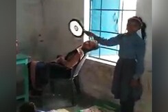 बिहार में सोती हुई टीचर को पंखा झलती नजर आई छात्रा, सोशल मीडिया पर गुस्सा बिहार में सोती हुई टीचर को पंखा झलती नजर आई छात्रा, सोशल मीडिया पर गुस्सा